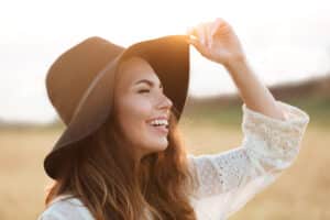 Picture,Of,Gorgeous,Young,Cheerful,Lady,Standing,In,The,Field.